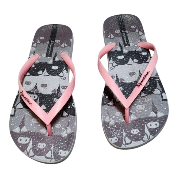 Ipanema Pink and Gray Flip Flops with Playful Piggy Design - Size 6 - Picture 2 of 3